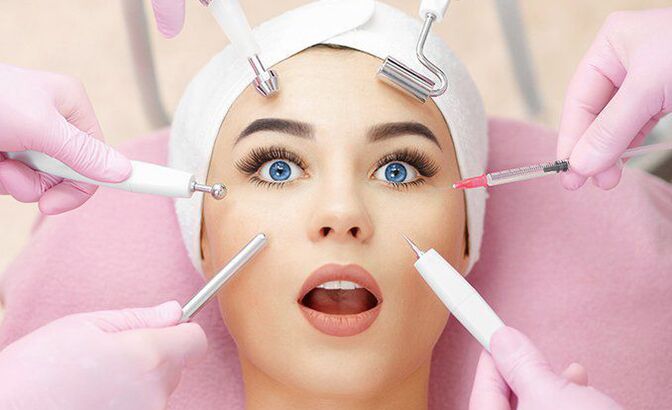 دستگاه ها و ابزارهای جوان سازی در کنار چهره دختر